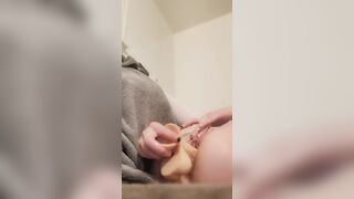I make myself squirt while I view porn on my phone ! beauty chick close up squirting orgasms