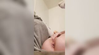 I make myself squirt while I view porn on my phone ! beauty chick close up squirting orgasms