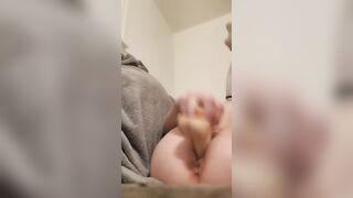 I make myself squirt while I view porn on my phone ! beauty chick close up squirting orgasms