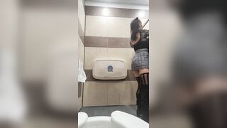 Pee into gas station toilet. HOLIDAY EDITION [AUTUMN SOUTH]
