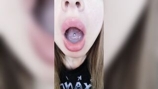 Играю со сладенькой спермой и глотаю с удовольствием