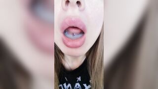Играю со сладенькой спермой и глотаю с удовольствием