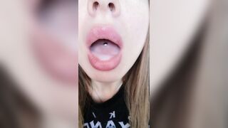 Играю со сладенькой спермой и глотаю с удовольствием
