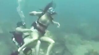 Maglaro tayo sa ilalim ng dagat