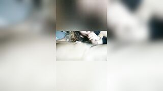 Fidanzata esibizionista succhia cazzone con passione e ingoia