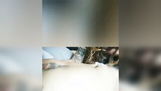 Fidanzata esibizionista succhia cazzone con passione e ingoia