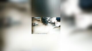 Fidanzata esibizionista succhia cazzone con passione e ingoia