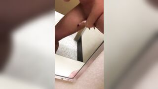 Séance de masturbation en cabine d'essayage