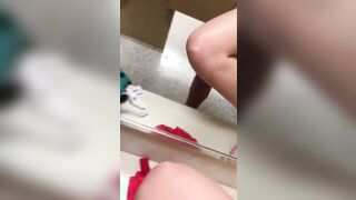 Séance de masturbation en cabine d'essayage