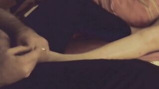 Je masse les pieds de la femme de mon voisin...