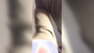 Je me touche mes gros seins avec un bus de voyageur juste en bas