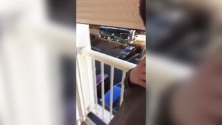 Je me touche mes gros seins avec un bus de voyageur juste en bas