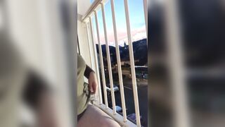 Je me touche mes gros seins avec un bus de voyageur juste en bas