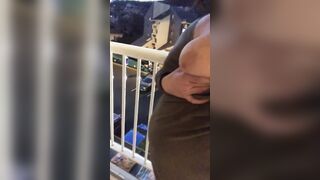 Je me touche mes gros seins avec un bus de voyageur juste en bas