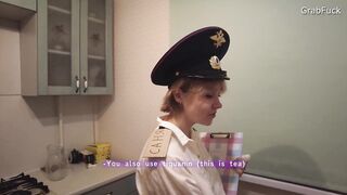 The snatch with mouth from the police came to the call. sucked