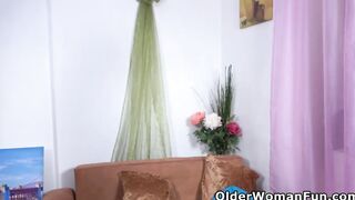 Curvy old Goldie takes care of her juicy vagina