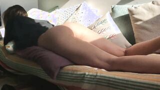 Mignonne amatrice se masturbe devant un porno, magnifique vue sur son postérieur