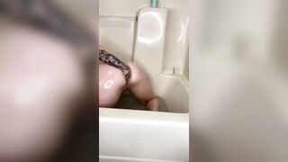 First Day Of Turned On PAWG Stretching Her Butt For Anal Fisting