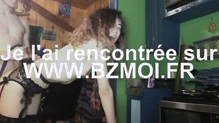 Jeune hippie se fait démonter debout en levrette