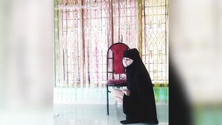 Arab Cougar Cum Leaking Mouth Completion