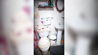 My friend came to visit me, I escaped to the toilet to masturbate what a voluptuous jet lol