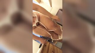 milf Elle se fait jouir avec un gros squirt