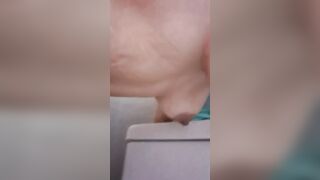 El novio de mi hija me folla bien duro en el baño