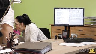 LOAN4K. Mlle accepte d'avoir des relations sexuelles pour le prêt parce qu'elle