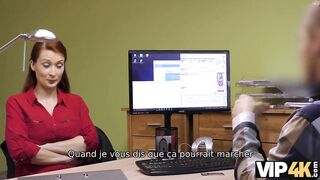VIP4K. Douce chose avec d'énormes sirènes baise dur pour un prêt de