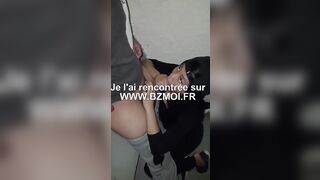 Jeune asiatique suce et avale dans les escaliers dun HLM