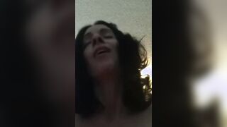 Un jeune éjacule trop vite dans la chatte de sa copine plus vieille que lui