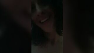 Un jeune éjacule trop vite dans la chatte de sa copine plus vieille que lui