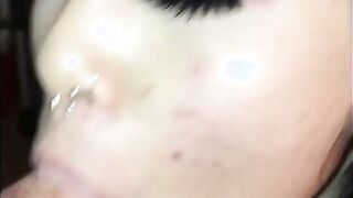 Une asiatique se goinfre de sperme