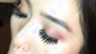 Une asiatique se goinfre de sperme
