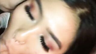 Une asiatique se goinfre de sperme