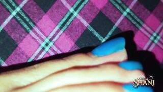 BLUE TOENAILS TOEJOB CUM ON TOES.. කැරි විදිනකන් අතේ ගහන ශානි