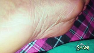 BLUE TOENAILS TOEJOB CUM ON TOES.. කැරි විදිනකන් අතේ ගහන ශානි