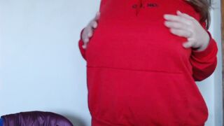 Juicy cougar listens to music and masturbates all holes