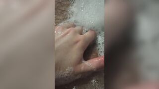 Come masturbate with me inside a sexy bubble bath tub