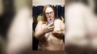 BBW plays with long natural melons
