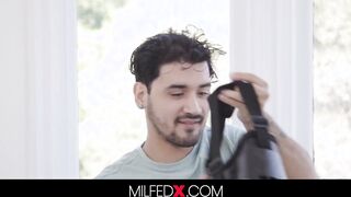 Bro Fucks His Stepmom Rayveness After Getting A VR Set