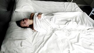Short haired Goddess finger fuck her snatch on bed
