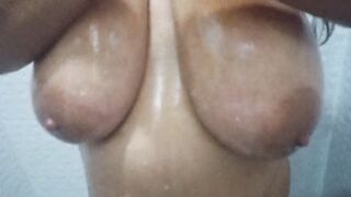 Que calor hace que delicioso bañarme contigo