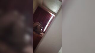 La mamá de mi amigo da unos sentones muy ricos.
