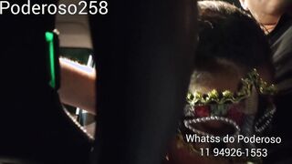 O cuckold liberou sua esposa para gang bang ela transou na praça no dogging na frente de todo mundo