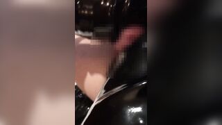 ニーハイブーツの膝裏にペニスを挟んで拷問...