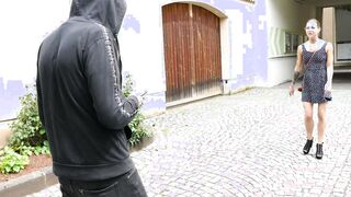 three Wildfremde Typen auf der Strasse angequatscht ! Wer fickt mich ?!