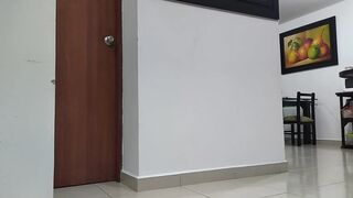 Mi vecina me visita con su Hottie vestido y hilo, terminamos teniendo sexo en mi sala