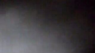 美女与两个男子玩3P自拍 Super woman plays 3P selfie with 2 guys