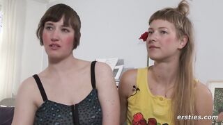 Geile deutsche Blondine verwöhnt Freundin mit großem Toy